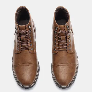 Draufsicht auf klassische braune Herren-Outdoor-Martin-Stiefel mit langlebigen Schnürsenkeln