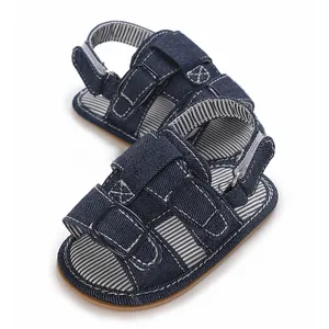Detailansicht von blauen Denim-Babysandalen mit weichem Streifenfutter und rutschfester Sohle.