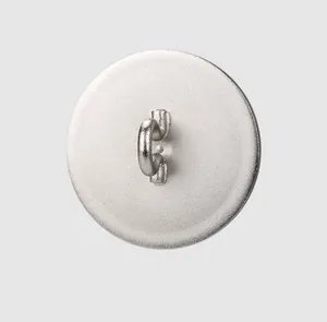 Detailansicht eines hochwertigen silberfarbenen Metallknopfes mit einer stabilen Öse.