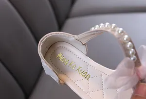 Detalle de primer plano con elegantes perlas y lazo de malla en zapato de princesa