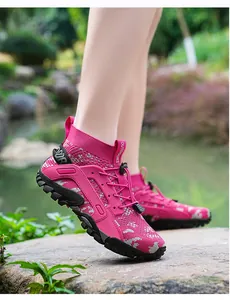 Detailansicht von pinkfarbenen Wanderschuhen mit Mesh und Schnellverschlusssystem.