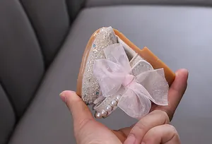 Detalle de la suela suave y flexible de zapatos de princesa brillantes para niñas