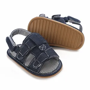 Detailansicht blaue Baby-Sandalen aus Denim mit gestreiftem Futter und rutschfester Sohle.