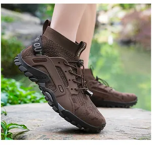 Nahaufnahme brauner atmungsaktiver Outdoor-Wanderschuhe zum Waten und Wandern