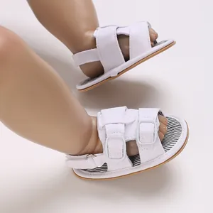 Detailansicht weißer atmungsaktiver Baby-Sandalen aus Segeltuch mit verstellbaren Schnallen
