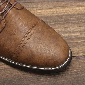 Detailaufnahme eines braunen Herren-Arbeitsstiefels mit Zehenkappennaht und Lederstruktur.