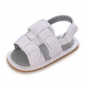 Detaillierte Ansicht der weißen Baby-Sommersandalen mit marineblau gestreiften Einlegesohlen