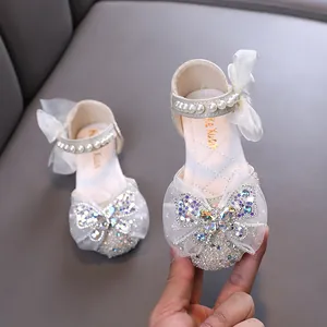 Elegantes zapatos de princesa blancos para niñas con perlas y mariposa brillante