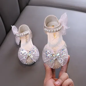 Zapatos de princesa rosas para niña con mariposa brillante y correa de perlas