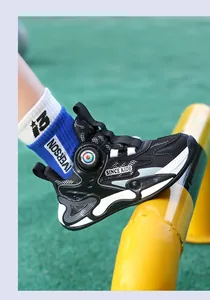 Nahaufnahme eines atmungsaktiven Basketballschuhs für Jungen auf einem Sportplatz
