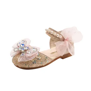 Elegantes zapatos de princesa rosas para niña con lentejuelas, diamantes y perlas.