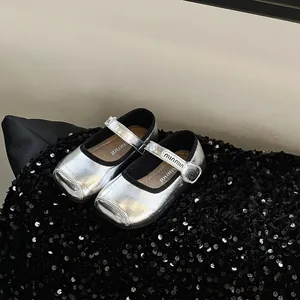 Vue détaillée de chaussures mary jane argentées pour petites filles sur paillettes