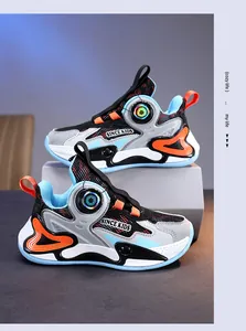 Detailansicht der atmungsaktiven Basketballschuhe für Jungen mit praktischem Drehverschluss