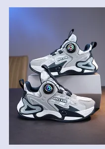 Nahaufnahme von Basketballschuhen für Jungen mit Mesh-Obermaterial und Drehverschluss