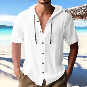 Gedetailleerd overzicht van het witte katoenen linnen shirt met korte mouwen, capuchon en knopen