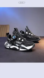 Seitenprofil von Kinder-Basketballschuhen aus Mesh mit praktischem Drehverschluss-System