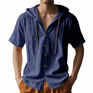 Vue détaillée d'une chemise décontractée à capuche pour homme en bleu avec cordon de serrage