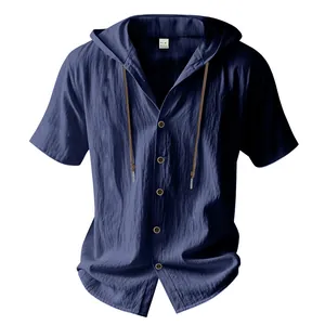 Detailopname van donkerblauw overhemd met korte mouwen, capuchon, textuur en knopen