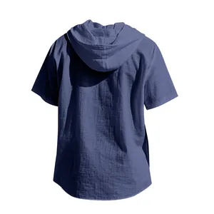 Rückansicht eines atmungsaktiven Herren-Leinen-Kapuzen-T-Shirts in blauer Farbe.