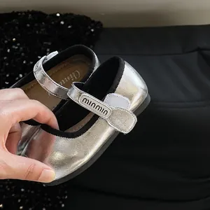 Vue détaillée de chaussures Mary Jane argentées pour bébés avec semelle souple et bande scratch