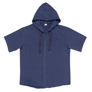 Detailweergave van een heren casual shirt met korte mouwen en capuchon in blauw