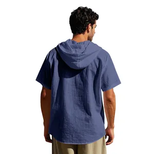 Rückansicht eines atmungsaktiven blauen Leinen-Kapuzen-T-Shirts für Herren in lockerer Passform