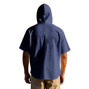 Detaillierte Rückansicht eines dunkelblauen Herren-Leinen-Kapuzen-T-Shirts aus Stoff