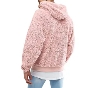 Dettaglio vista posteriore di una felpa con cappuccio in pile sherpa rosa da uomo calda