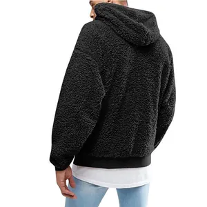 Dettaglio posteriore della felpa con cappuccio in pile sherpa nero da uomo