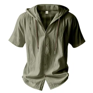 Vue détaillée d'une chemise à capuche pour homme en coton et lin vert olive avec cordon de serrage.