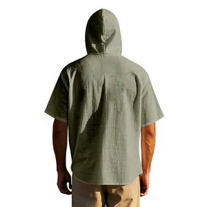 Rückansicht eines locker sitzenden Herren-T-Shirts aus Leinen mit Kapuze in der Farbe Salbeigrün