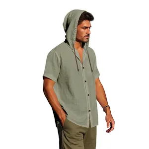 Gros plan d'une chemise à capuche en lin vert sauge pour hommes avec cordon de serrage