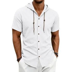 Dettaglio camicia a maniche corte con cappuccio in lino bianco traspirante uomo estate