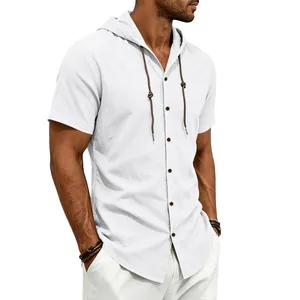 Primo piano di camicia con cappuccio in lino bianco traspirante da uomo per l'estate