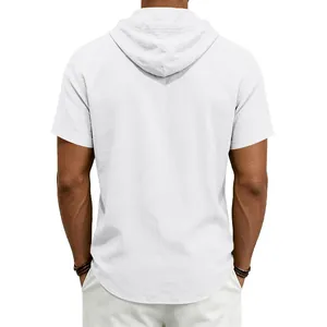 Dettaglio vista posteriore di una camicia casual da uomo in lino bianco con cappuccio