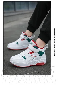 Vue détaillée des baskets montantes pour enfants en blanc avec des accents rouge et vert