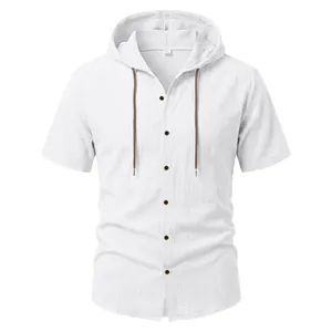 Dettaglio della camicia bianca con cappuccio in lino a maniche corte con bottoni