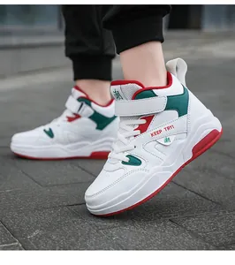 Vue détaillée de baskets montantes pour enfants avec des touches rouges et velcro