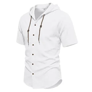 Dettaglio della camicia bianca in lino con cappuccio da uomo, bottoni e coulisse marroni.