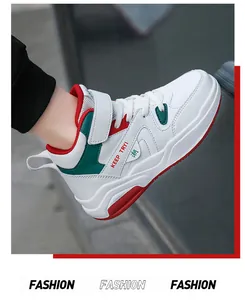 Vue latérale détaillée des baskets montantes pour enfants avec accents rouges, verts et velcro