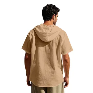 Die Rückansicht eines atmungsaktiven Herren Leinen Kapuzen T-Shirts in Khakifarbe