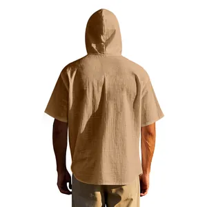 Detaillierte Rückansicht eines atmungsaktiven khakifarbenen Leinen-Kapuzenshirts für Herren