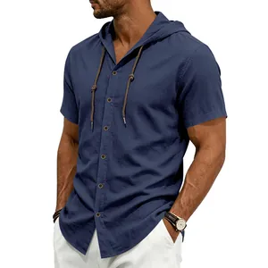 Dettaglio di camicia in lino blu navy traspirante con cappuccio, coulisse e bottoni