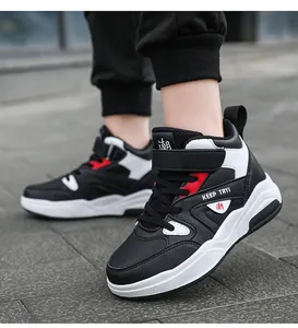 Gros plan de baskets montantes pour enfants avec bande velcro en noir et blanc chic