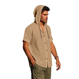 Detailopname van een heren khaki katoen linnen overhemd met capuchon en trekkoord
