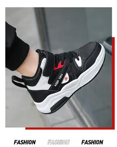 Vue détaillée de la basket montante pour enfant en cuir noir et blanc avec scratch