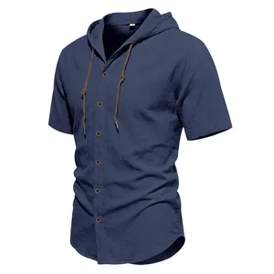 Vista dettagliata di una camicia in lino blu scuro con cappuccio da uomo con bottoni e lacci.