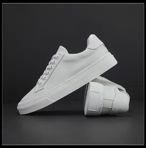 Gros plan de baskets en cuir blanc de qualité pour hommes avec un design minimaliste