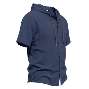Dettaglio ravvicinato della camicia di lino blu navy con cappuccio e trama traspirante