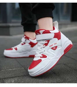 Gros plan de baskets montantes rouges et blanches pour enfants avec sangles